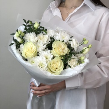 Офелия - белый букет из роз и хризантем